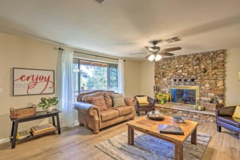 Central Pine Hideaway - Family Friendly! Casa in Pine