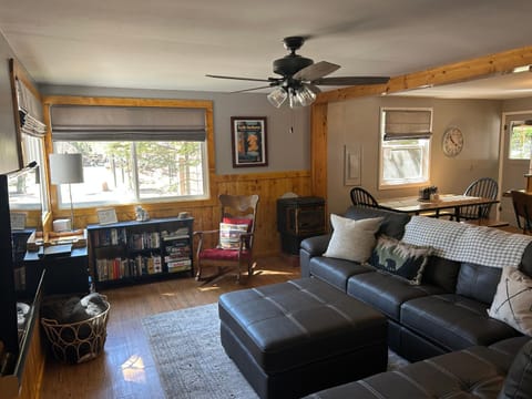 Beautiful Bungalow and Bunk House, Close to Lake House in Priest Lake