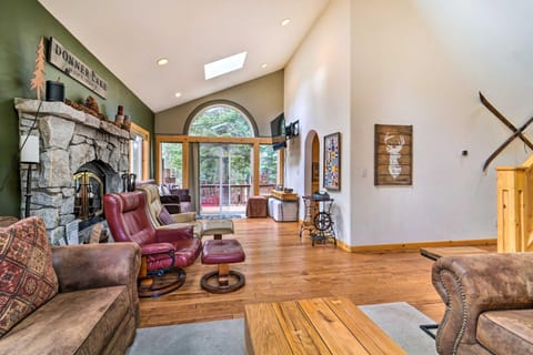 Tahoe Donner Retreat with Hot Tub and Fireplace! Casa in Truckee