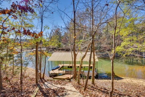 Lovely Lake Hartwell Retreat with Dock and Grill! House in Reed Creek