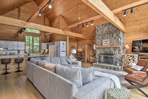 Elegant and Quiet Maine Escape with Sauna and Deck! House in Harrison