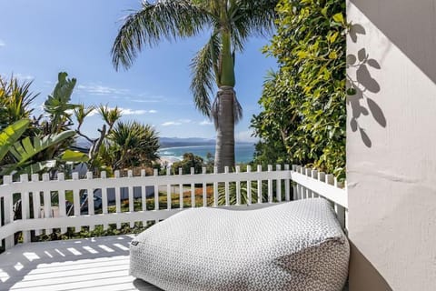 Plett Holiday Stay with Hut Tub ,Pizza Oven and Views Apartment in Plettenberg Bay