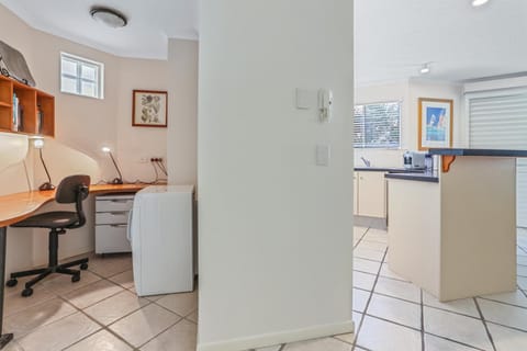 Delightful apartment close to the beach, Sunshine Beach Apartment in Sunrise Beach