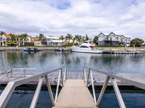 The Blacklighters-Waterfront Retreat Villa in Port Lincoln