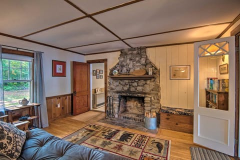 Pet-Friendly Waterfront Cottage On-Site Bunkhouse Casa in Wakefield