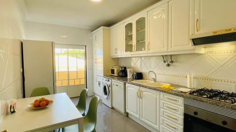 Coffee/tea facilities, Kitchen or kitchenette, dishwasher, minibar, pet friendly, stove, toaster