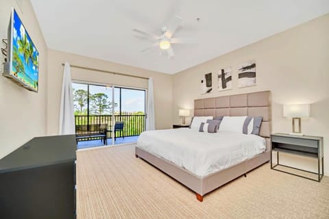 Spacious 3BR Condo with Pool and Hot Tub, near Disney! House in Four Corners