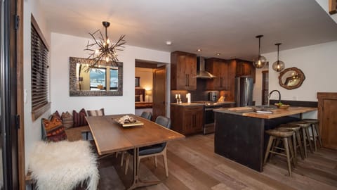 Private end unit with Jacuzzi, Two Patios, and Indoor Outdoor Fireplace House in Estes Park