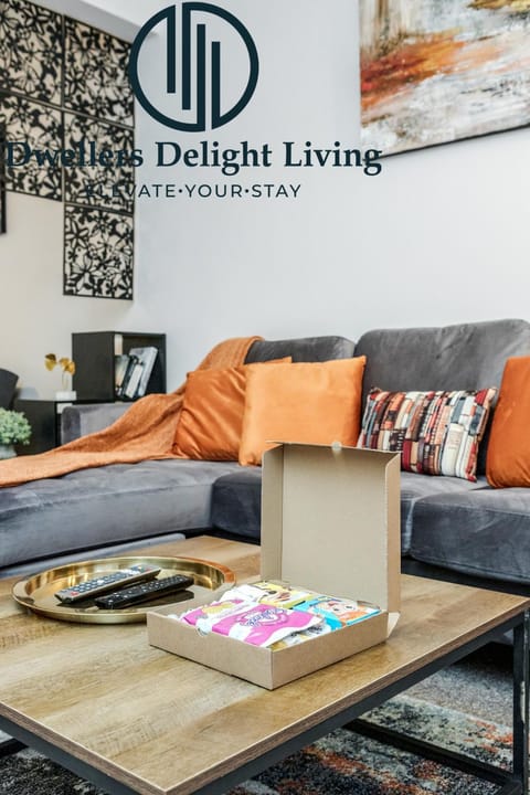 Dwellers Delight Living Ltd Serviced Accommodation Fabulous House 3 Bedroom, Hainault Prime Location ,Greater London with Parking & Wifi, 2 bathroom, Garden Villa in Ilford