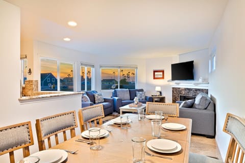 Newport Pier Townhome House in Balboa Peninsula