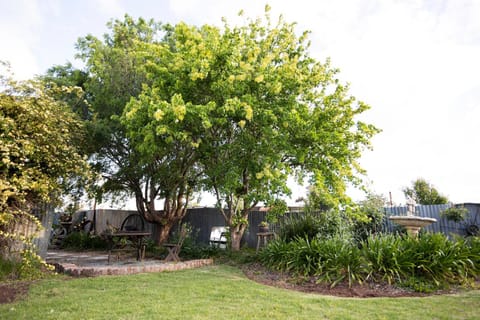 EdenValley Private Manicured Gardens with Fire Pit House in Parkes