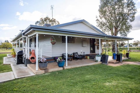 EdenValley Private Manicured Gardens with Fire Pit Casa in Parkes