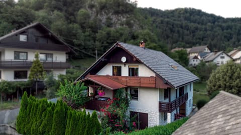 Property building, Day, Balcony/Terrace