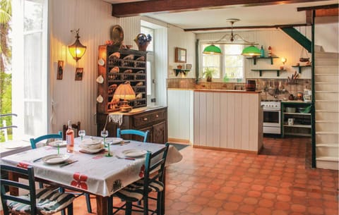 Cozy Home In La Fort Fouesnant With Kitchenette House in Fouesnant