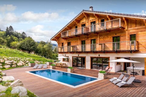 Property building, Spring, Day, Natural landscape, Garden, Hot Tub, View (from property/room), Balcony/Terrace, Garden view, Pool view, Swimming pool, sunbed