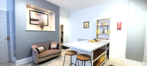 Kitchen or kitchenette, Seating area, Dining area