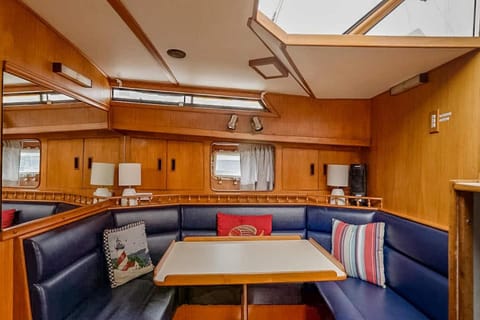 2BR Spacious & Comfy 43' Yacht - Heat & AC - On the Freedom Trail - Best Nights Sleep Docked boat in Charlestown