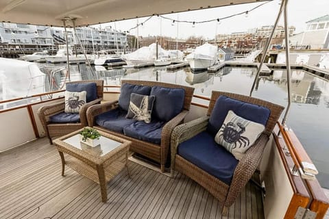 2BR Spacious & Comfy 43' Yacht - Heat & AC - On the Freedom Trail - Best Nights Sleep Docked boat in Charlestown