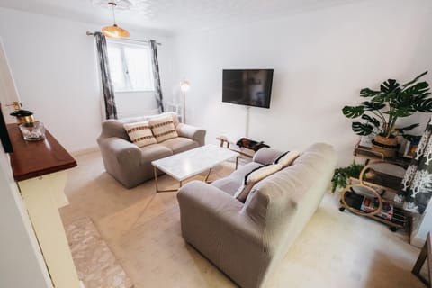 Booker Avenue House - 4 bedroom house with garden and parking House in Milton Keynes
