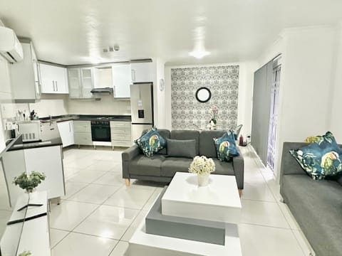 Stunning 2 Bed - Rooftop Braai Area - Sunset Views House in Umhlanga