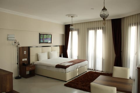 Bed, TV and multimedia, Photo of the whole room, Bedroom