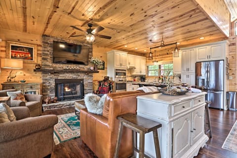 Woodsy Retreat with Fire Pit and Resort Amenities House in Gatlinburg