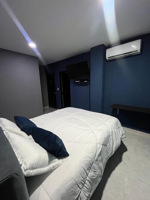 Bed, TV and multimedia, Photo of the whole room, Bedroom, air conditioner