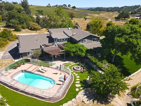 Property building, Day, Natural landscape, Bird's eye view, Garden, Garden view, Pool view, Swimming pool, sunbed