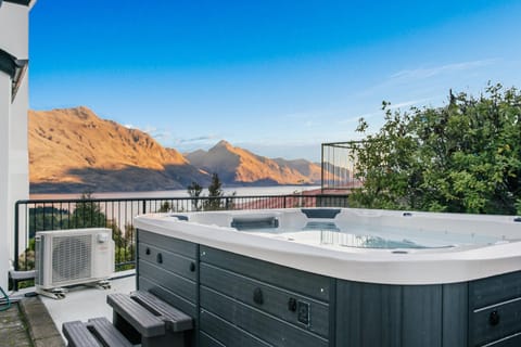 Natural landscape, Hot Tub, Lake view, Mountain view