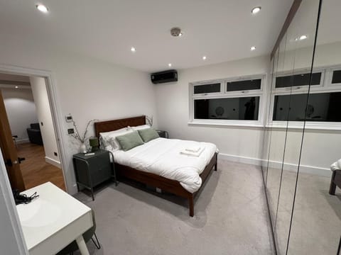 Streatham House - Modern Detached 2 Bedroom House in Streatham Common House in London Borough of Croydon