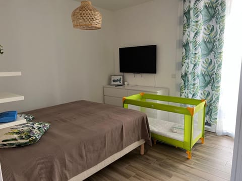 Bed, TV and multimedia, Bedroom, cot