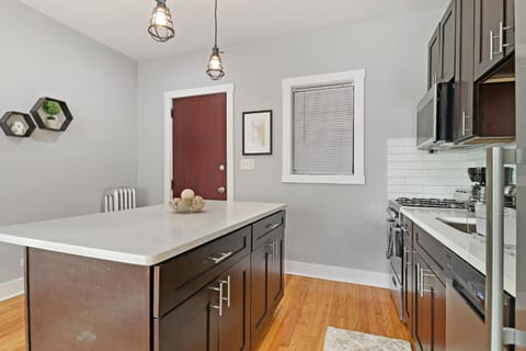 Alluring Studio Apartment in Jefferson Park - Leland 1N Apartment in Chicago