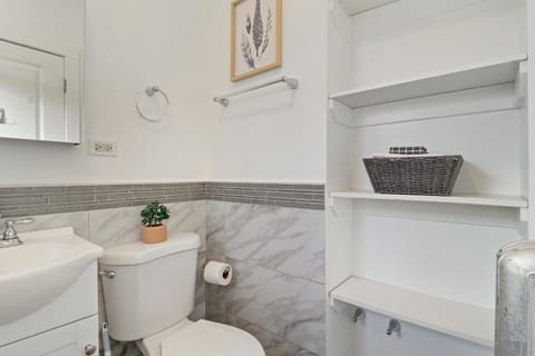 Alluring Studio Apartment in Jefferson Park - Leland 1N Apartment in Chicago