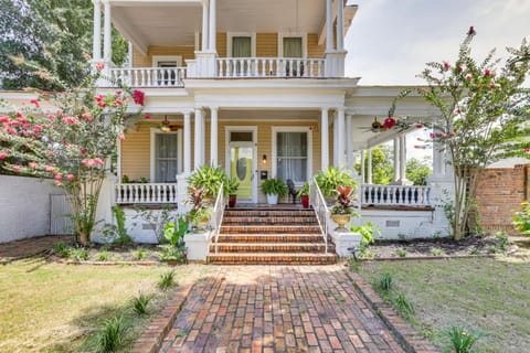 Central Albany Home with Covered Porch and Patio! House in Albany