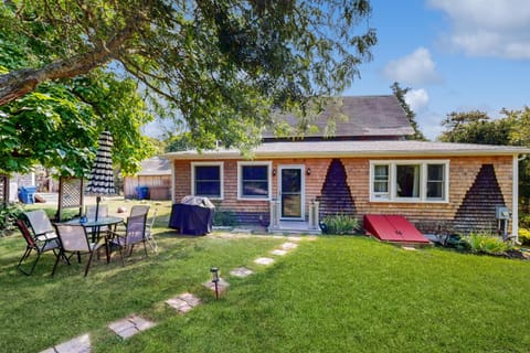 Oak Leaf Cape Cottage House in Tisbury