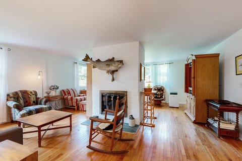 Oak Leaf Cape Cottage House in Tisbury