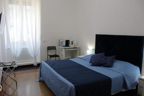 LA LANTERNA DI ANGELO rent rooms and apartments free parking on the street front Bed and Breakfast in Genoa