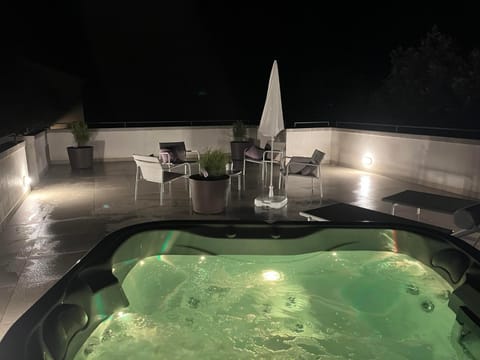 Patio, Patio, Night, Hot Tub, Hot Tub