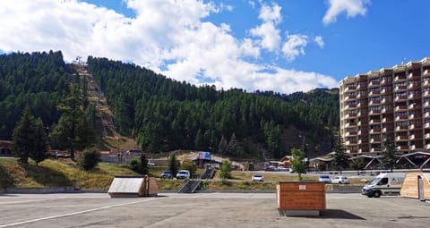 Neighbourhood, Ski School, Landmark view, Mountain view, Parking, microwave