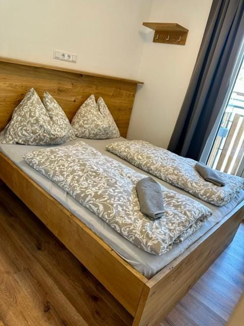 Bed, Bedroom, towels, towels
