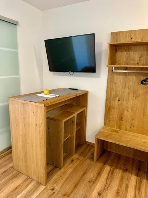TV and multimedia, Seating area, Dining area, wardrobe
