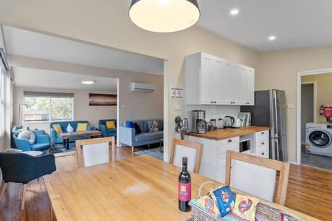 Green Leaf Retreat-Central to Mountain Attractions-Family Friendly-Pets allowed-Free Parking Casa in Wentworth Falls