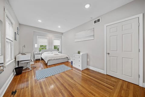 Sunny 4bd 2bth Apt In Somerville Appartement in Somerville