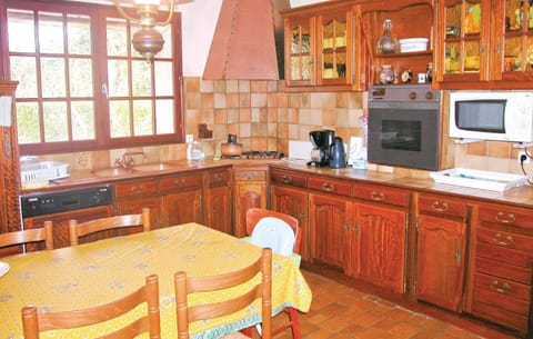 Awesome Home In Aubignan With Private Swimming Pool, Can Be Inside Or Outside Maison in Carpentras