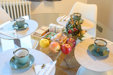 Living room, Food and drinks, Food, Breakfast