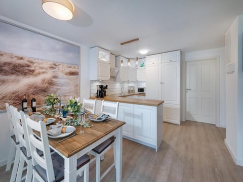 Coffee/tea facilities, Kitchen or kitchenette, Dining area, minibar, stove, kitchen