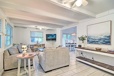 Retreat Half-Mile to BeachandSiesta Key Village House in Siesta Beach