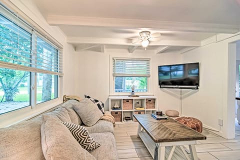 Retreat Half-Mile to BeachandSiesta Key Village House in Siesta Beach