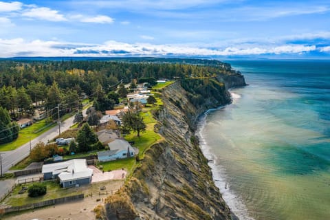 Property building, Nearby landmark, Spring, Day, Neighbourhood, Natural landscape, Bird's eye view, Beach, Sea view