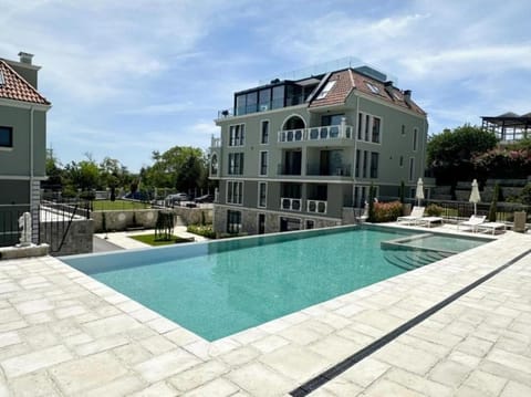 Property building, Day, Pool view, Swimming pool